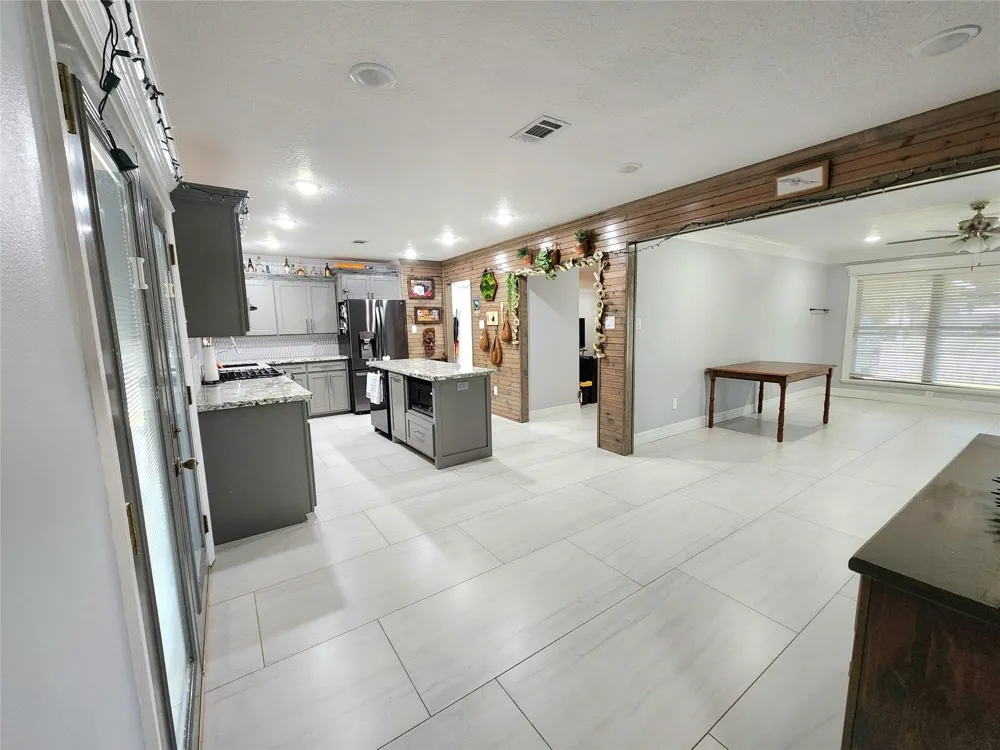 3416 Avenue Nederland, TX 77627