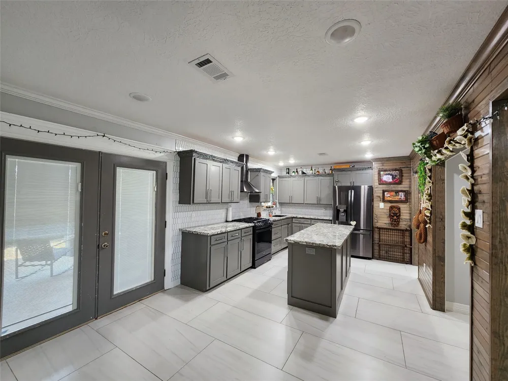 3416 Avenue Nederland, TX 77627