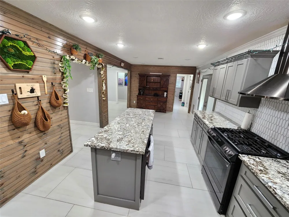 3416 Avenue Nederland, TX 77627