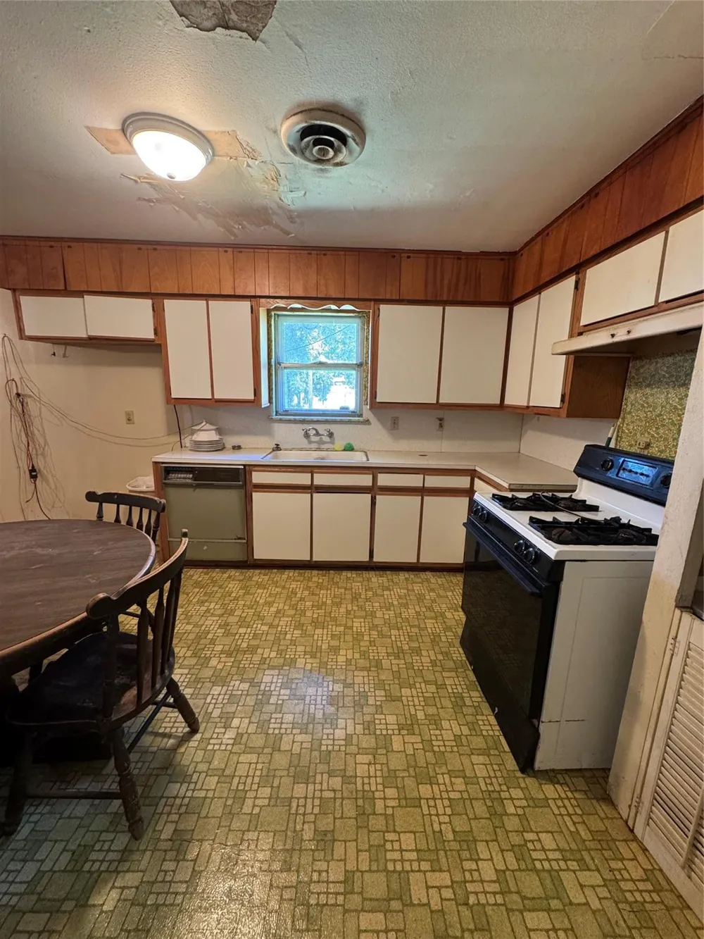 416 Mertie Palacios, TX 77465