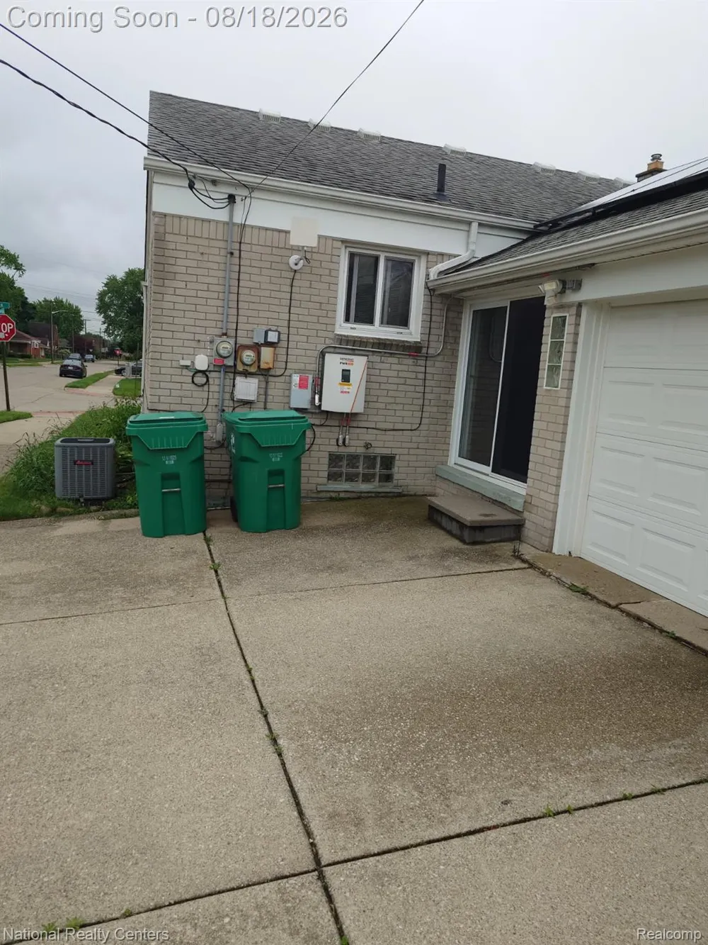 18131 Oak Avenue Eastpointe City, MI 48021