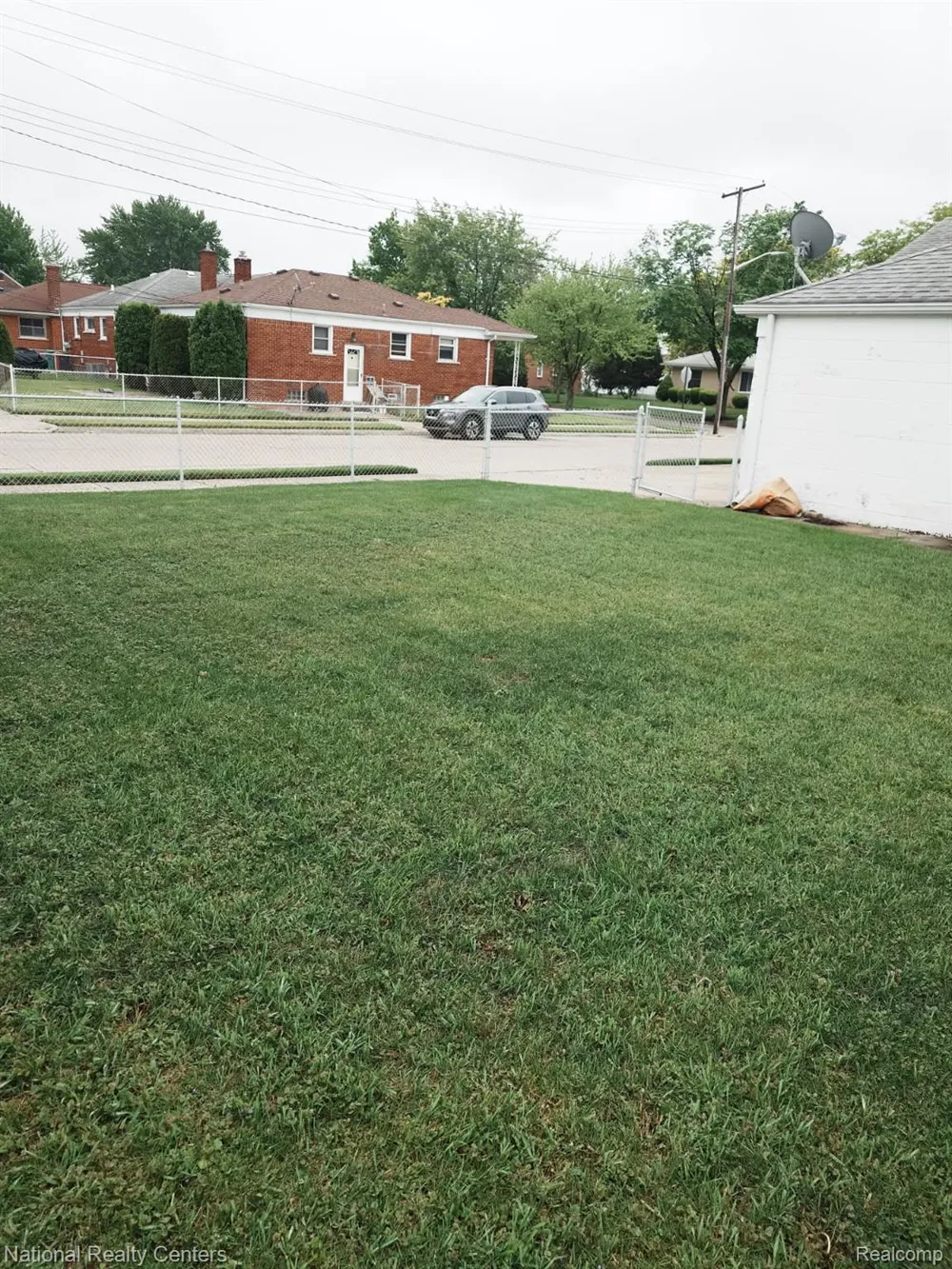 18131 Oak Avenue Eastpointe City, MI 48021