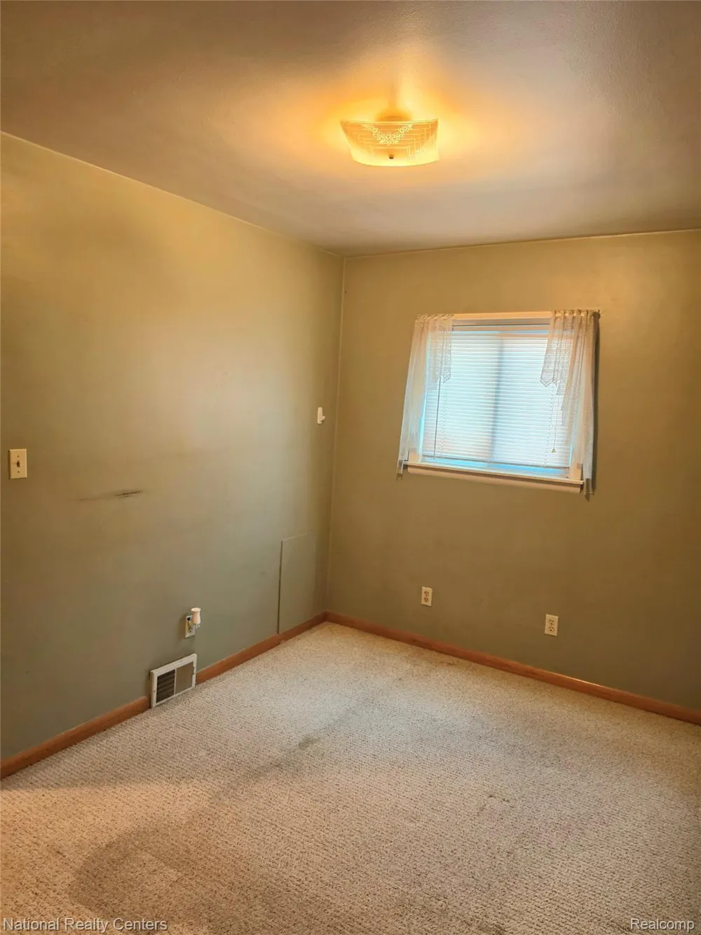 18131 Oak Avenue Eastpointe City, MI 48021