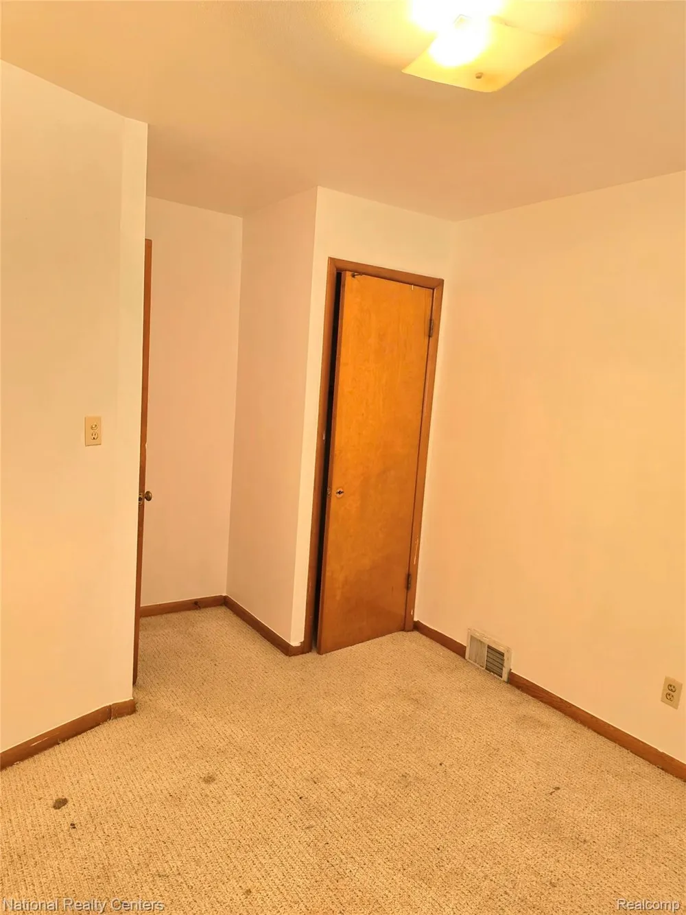 18131 Oak Avenue Eastpointe City, MI 48021
