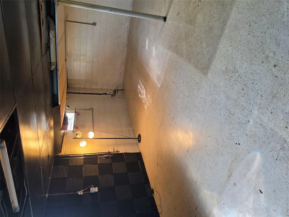 18131 Oak Avenue Eastpointe City, MI 48021