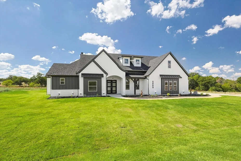 5009 Glenoaks Court Weatherford, TX 76088