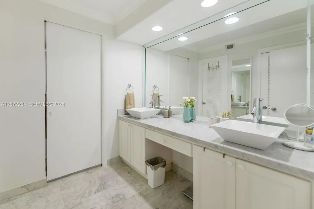 1121 Crandon Blvd #D206 Key Biscayne, FL 33149