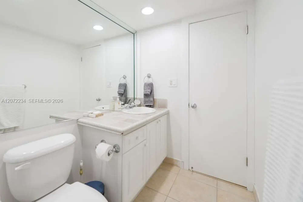 1121 Crandon Blvd #D206 Key Biscayne, FL 33149