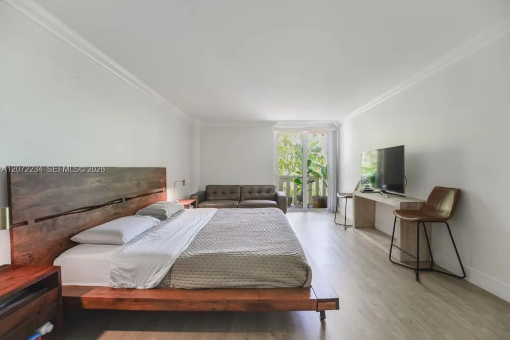 1121 Crandon Blvd #D206 Key Biscayne, FL 33149