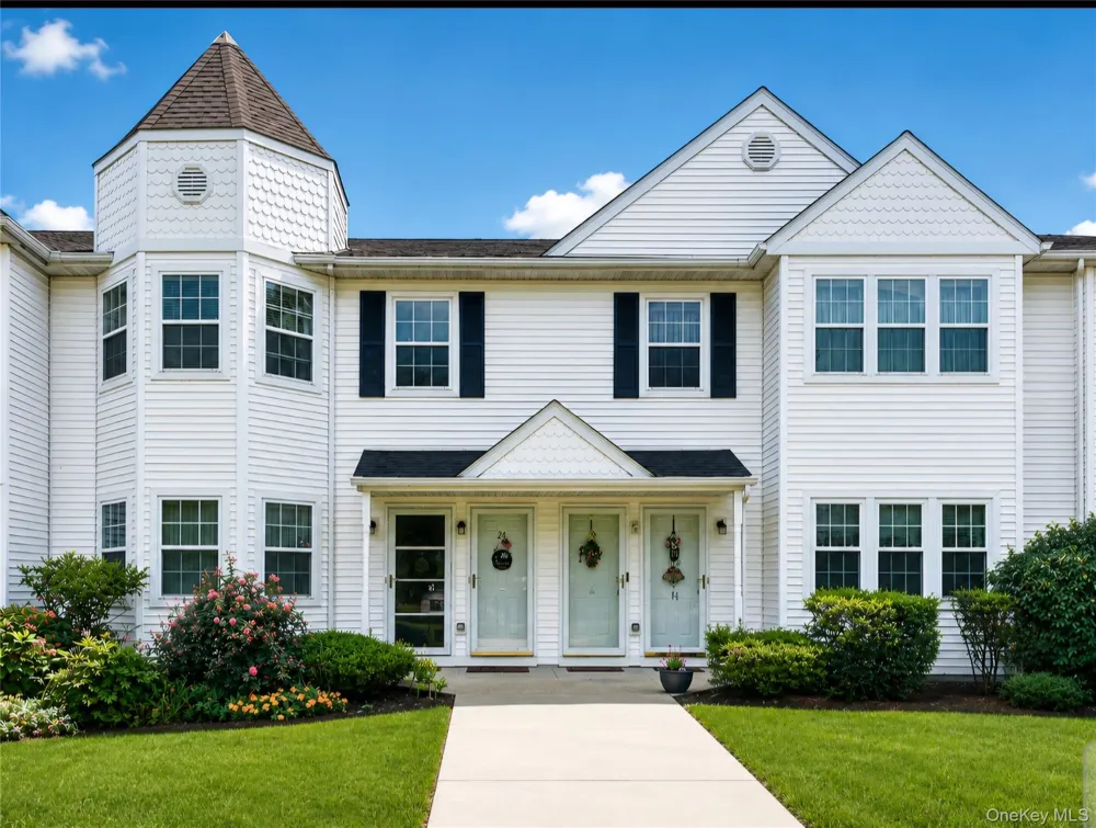 25 Victorian Lane Medford, NY 11763