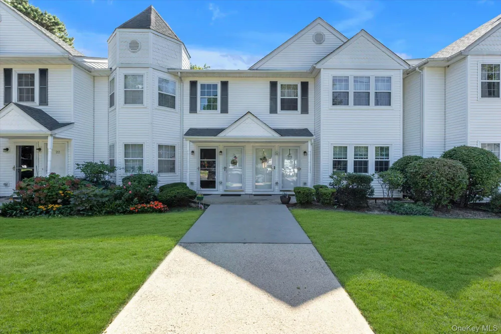 25 Victorian Lane Medford, NY 11763