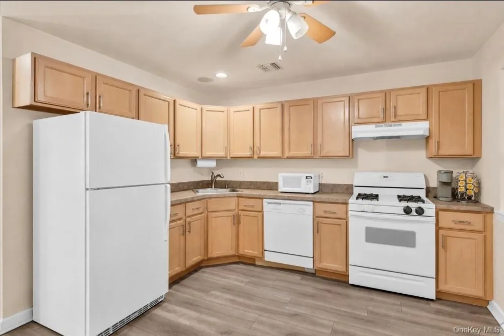 25 Victorian Lane Medford, NY 11763