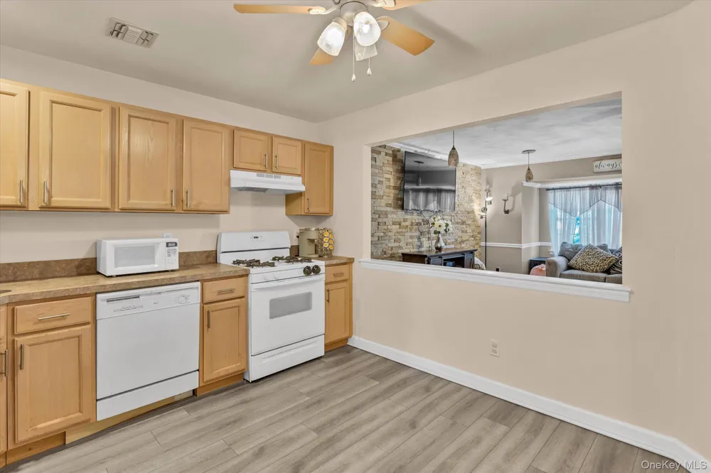 25 Victorian Lane Medford, NY 11763