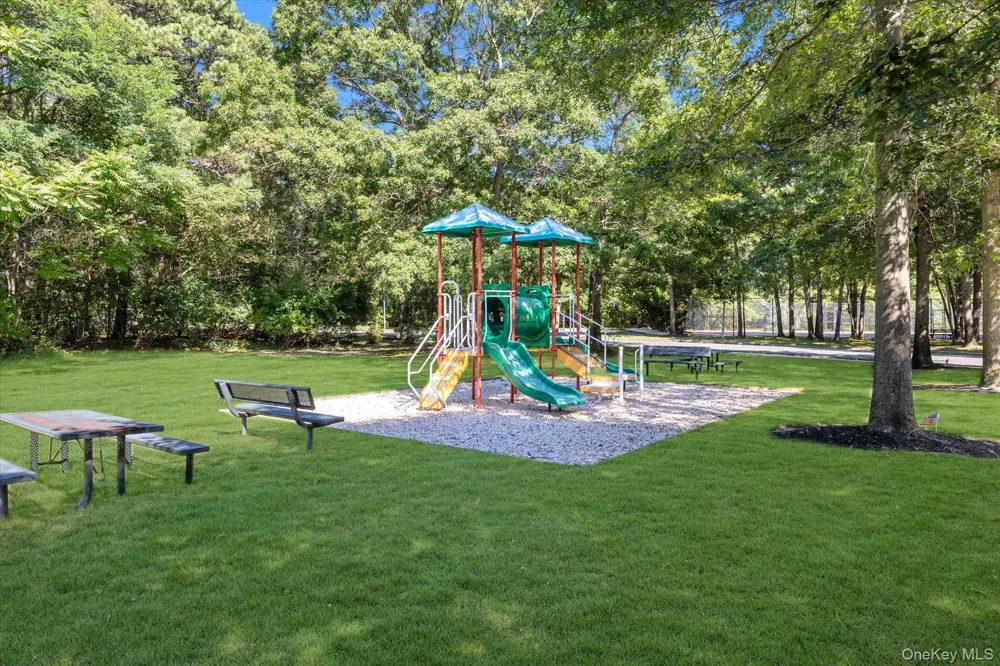 25 Victorian Lane Medford, NY 11763