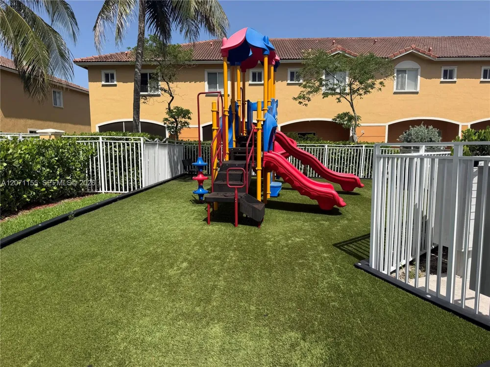 550 Saint Tropez Ln Margate, FL 33068