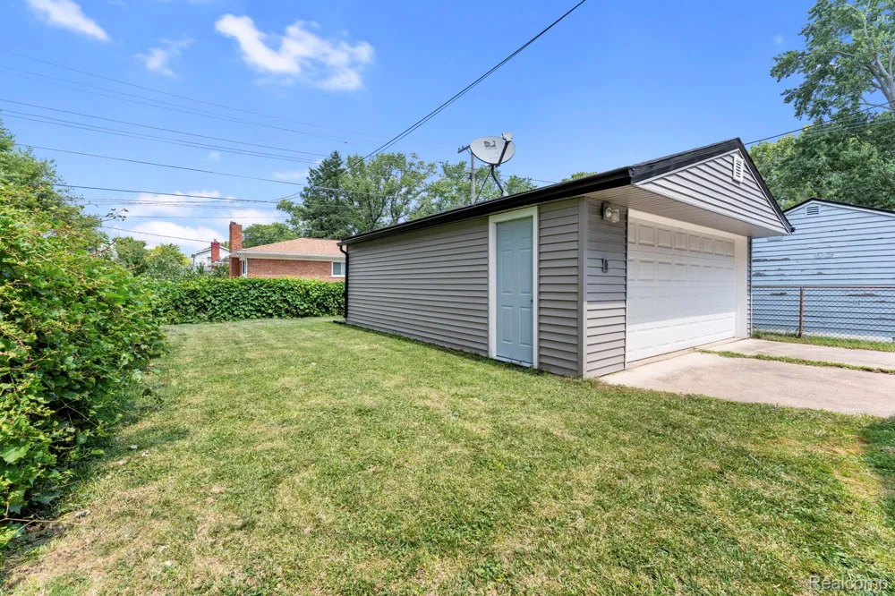 21708 Powers Avenue Dearborn Heights City, MI 48125