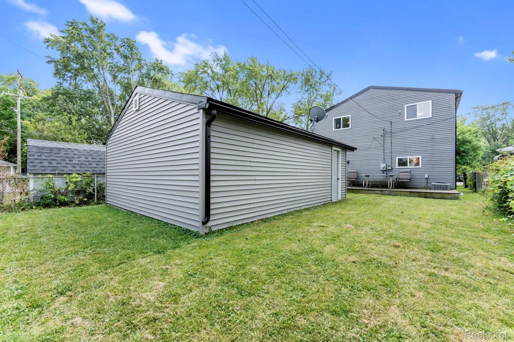 21708 Powers Avenue Dearborn Heights City, MI 48125