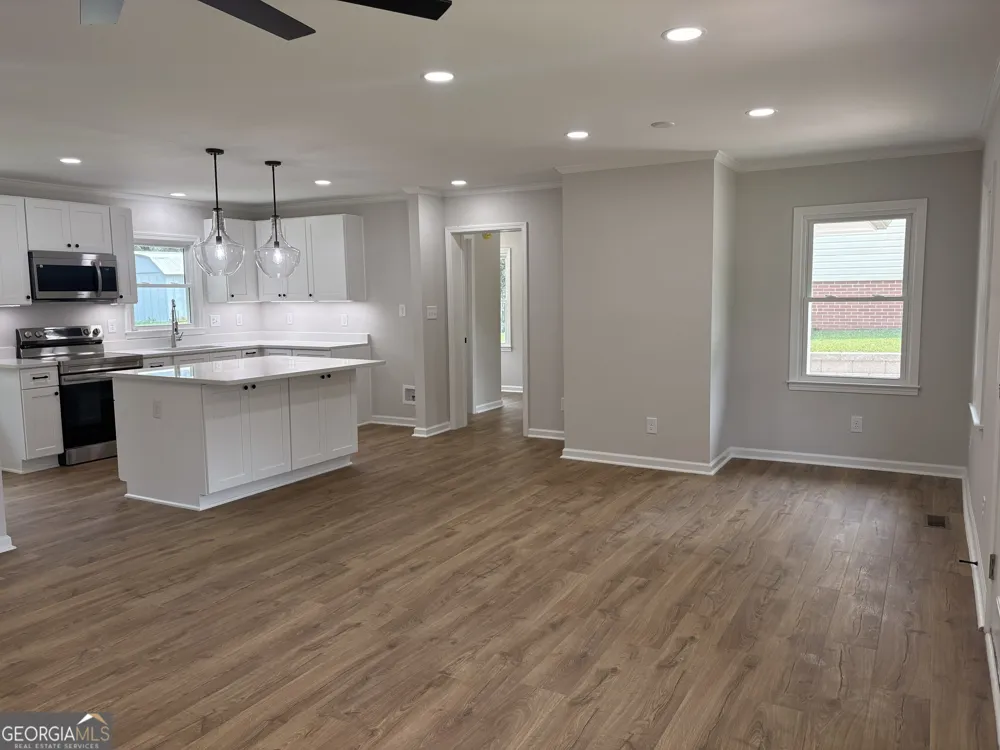 237 S Myrtle ST Winder, GA 30680