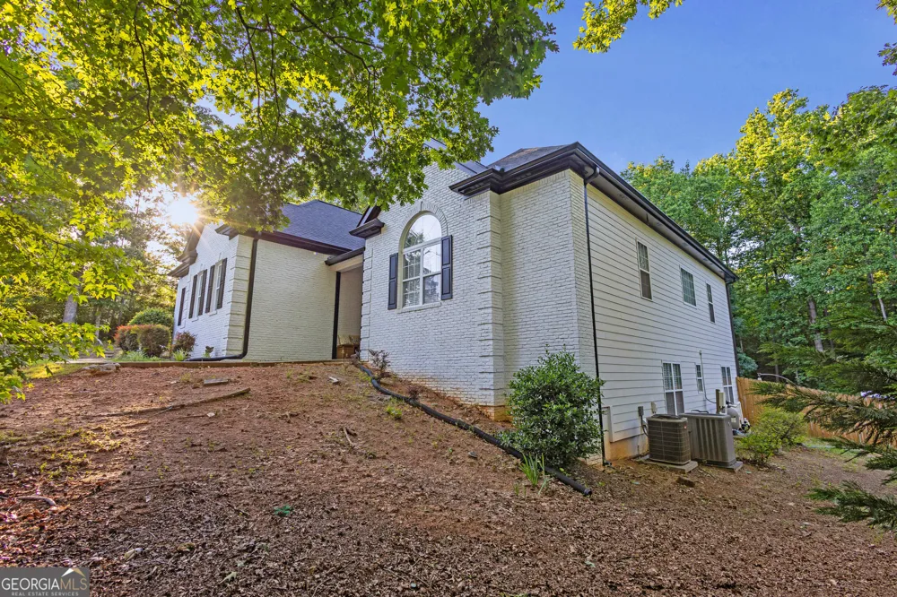 151 Dumar LN Hoschton, GA 30548