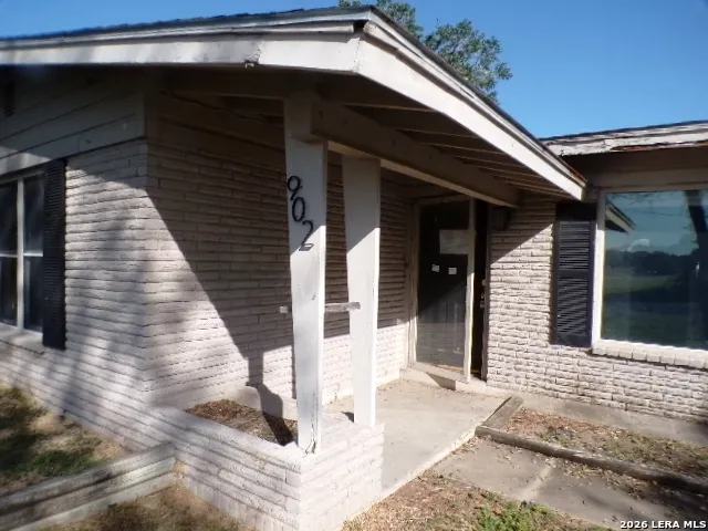 902 E CROCKETT ST Beeville, TX 78102