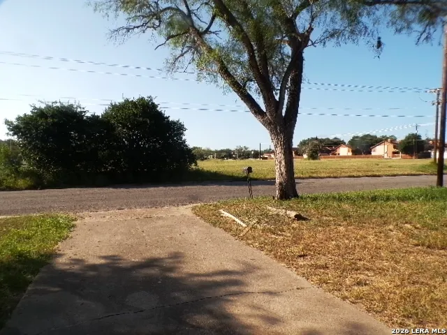 902 E CROCKETT ST Beeville, TX 78102