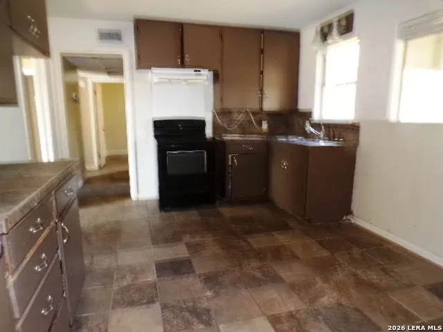 902 E CROCKETT ST Beeville, TX 78102
