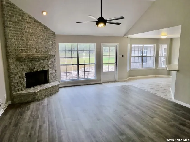 123 Scenic Oak Dr Floresville, TX 78114