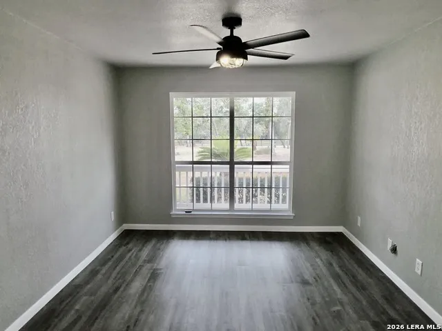 123 Scenic Oak Dr Floresville, TX 78114