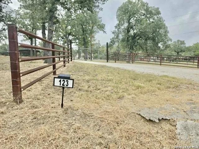 123 Scenic Oak Dr Floresville, TX 78114
