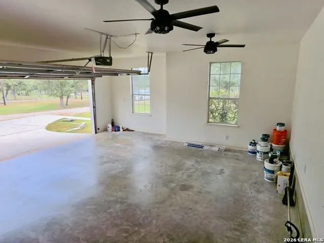 123 Scenic Oak Dr Floresville, TX 78114
