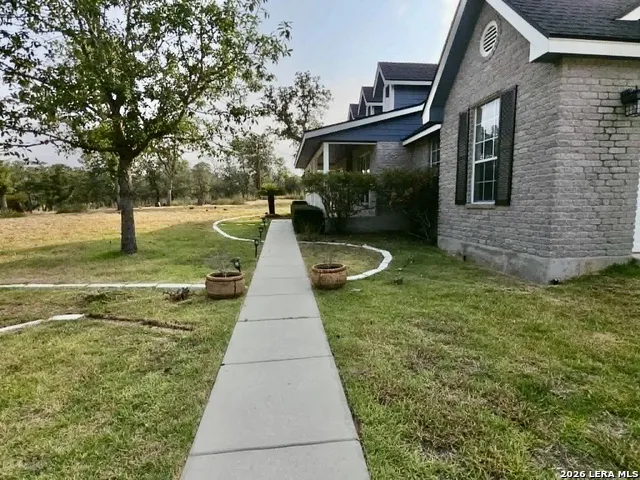 123 Scenic Oak Dr Floresville, TX 78114