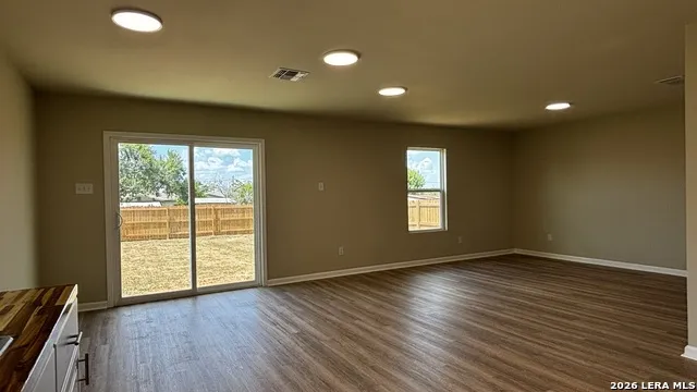 806 E 6th St. Nixon, TX 78140