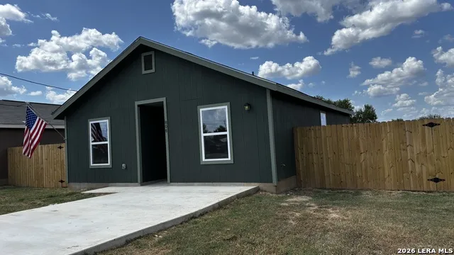 806 E 6th St. Nixon, TX 78140