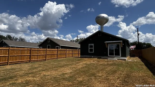 806 E 6th St. Nixon, TX 78140