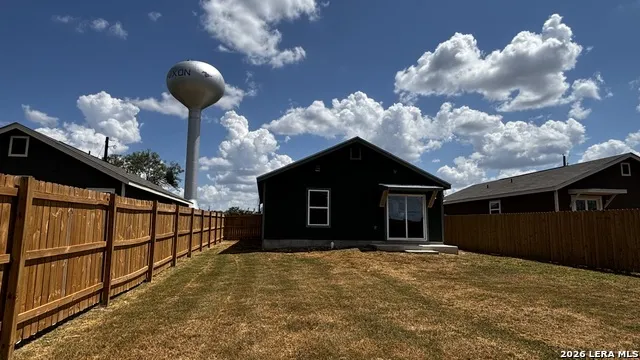 806 E 6th St. Nixon, TX 78140