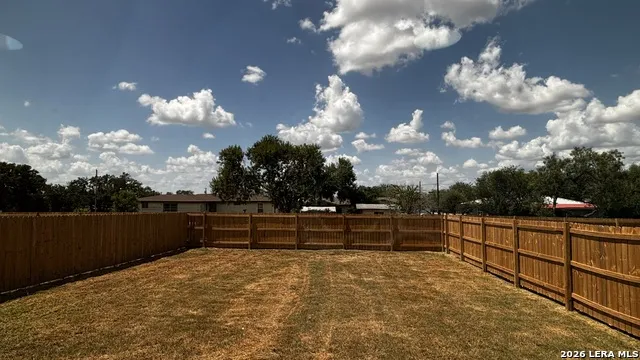 806 E 6th St. Nixon, TX 78140