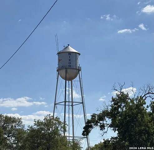 806 E 6th St. Nixon, TX 78140