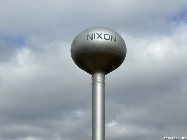 806 E 6th St. Nixon, TX 78140