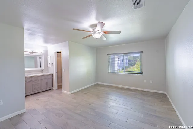 6807 Timberhill Leon Valley, TX 78238