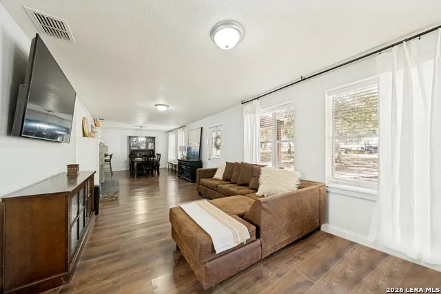 227 SHADY OAKS DR Floresville, TX 78114