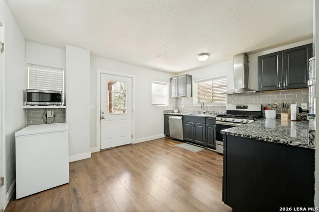 227 SHADY OAKS DR Floresville, TX 78114