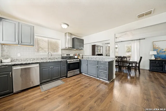 227 SHADY OAKS DR Floresville, TX 78114