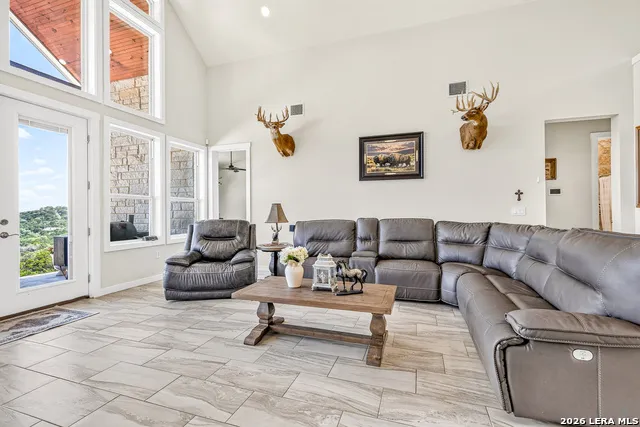 348 WHITE OAK DR Canyon Lake, TX 78133