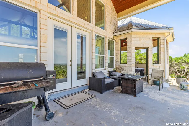 348 WHITE OAK DR Canyon Lake, TX 78133
