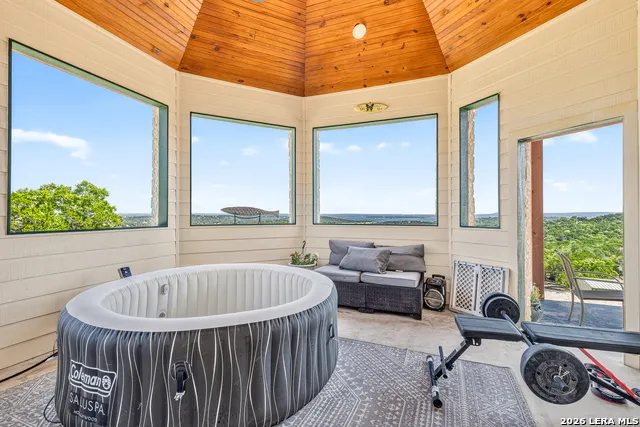 348 WHITE OAK DR Canyon Lake, TX 78133