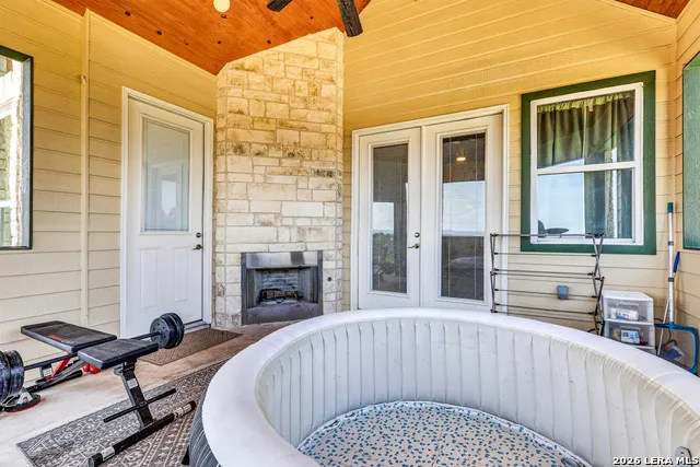 348 WHITE OAK DR Canyon Lake, TX 78133