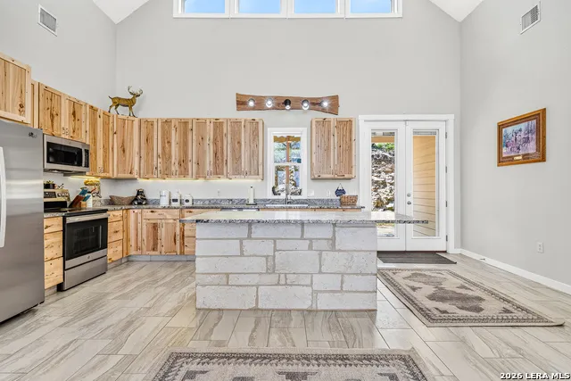 348 WHITE OAK DR Canyon Lake, TX 78133