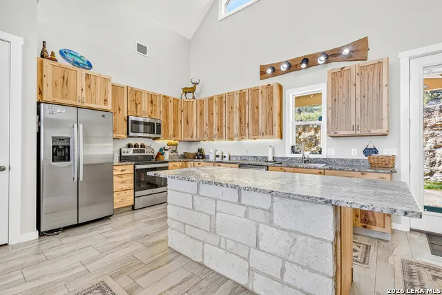 348 WHITE OAK DR Canyon Lake, TX 78133