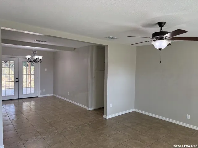 170 White Beeville, TX 78102