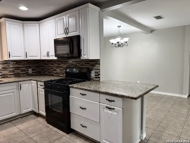 170 White Beeville, TX 78102